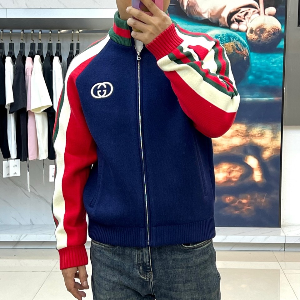 Gucc古驰、2025秋冬新品深蓝色针织夹克，采用40%粘纤、43%聚酯纤维与17%锦纶混纺面料打造挺括