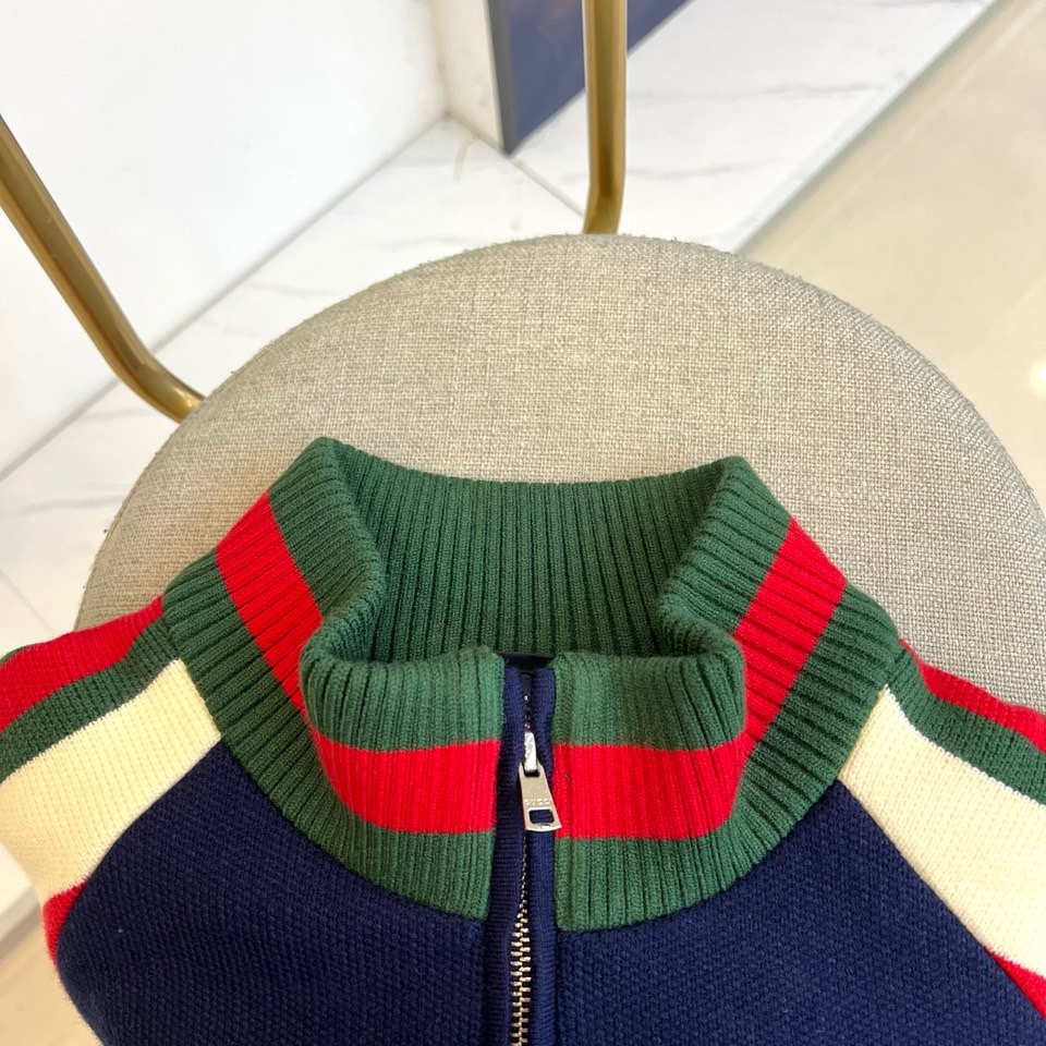 Gucc古驰、2025秋冬新品深蓝色针织夹克，采用40%粘纤、43%聚酯纤维与17%锦纶混纺面料打造挺括