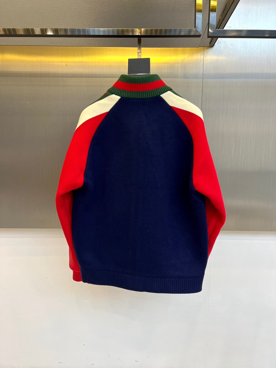 Gucc古驰、2025秋冬新品深蓝色针织夹克，采用40%粘纤、43%聚酯纤维与17%锦纶混纺面料打造挺括