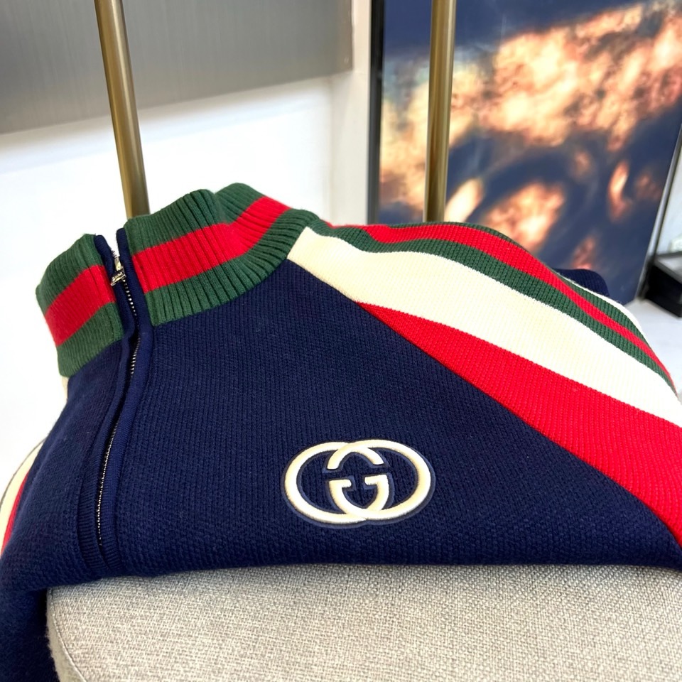 Gucc古驰、2025秋冬新品深蓝色针织夹克，采用40%粘纤、43%聚酯纤维与17%锦纶混纺面料打造挺括
