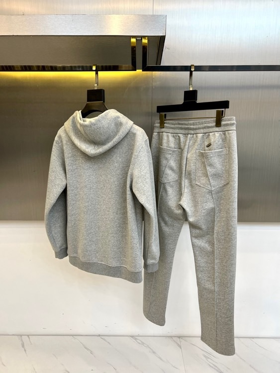 BC、 2025秋冬新品浅灰色连帽套装,以顶级混纺面料重新定义休闲奢华。上衣为立领拉链外套,胸前设计隐形