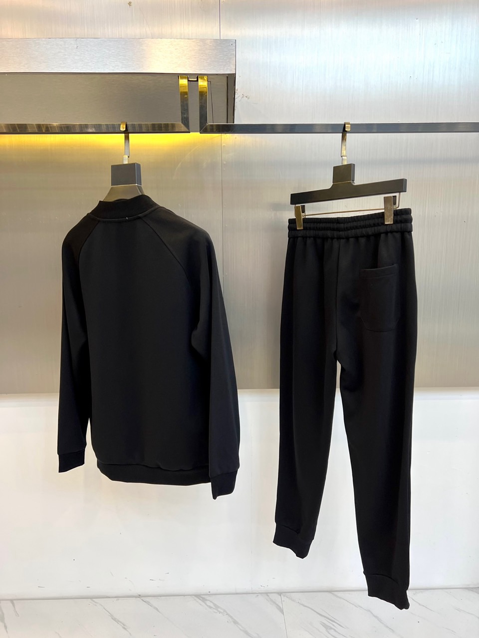 Dio迪奥、2025秋冬新品运动套装，套装包含立领拉链外套与束脚运动长裤，采用高科技针织面料打造出色弹性