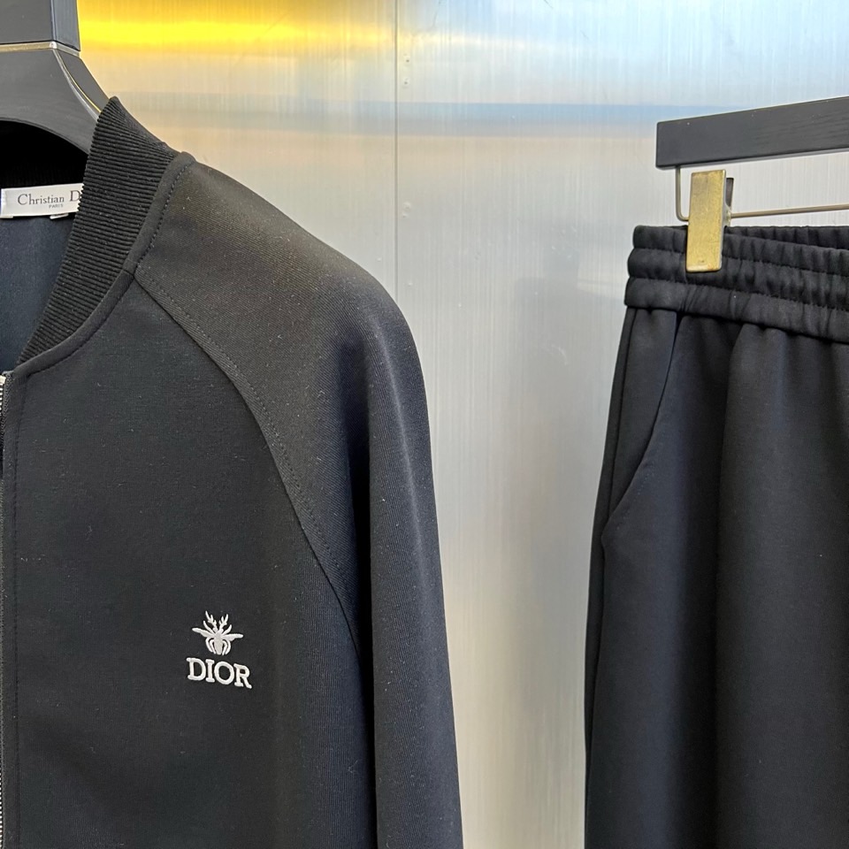 Dio迪奥、2025秋冬新品运动套装，套装包含立领拉链外套与束脚运动长裤，采用高科技针织面料打造出色弹性