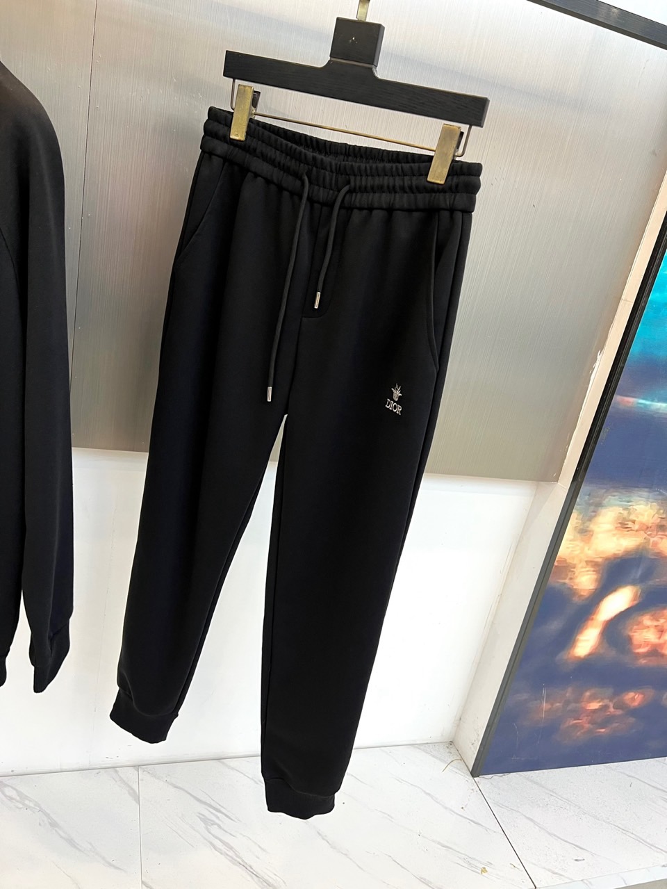 Dio迪奥、2025秋冬新品运动套装，套装包含立领拉链外套与束脚运动长裤，采用高科技针织面料打造出色弹性