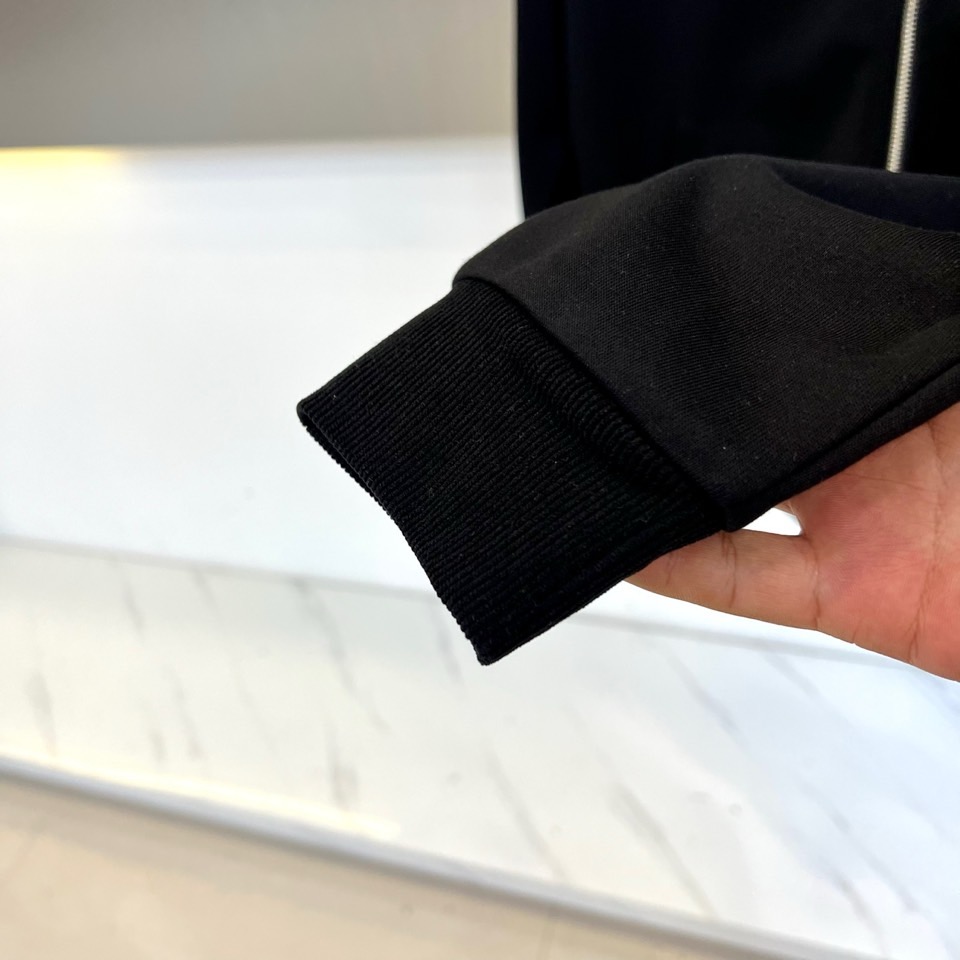 Dio迪奥、2025秋冬新品运动套装，套装包含立领拉链外套与束脚运动长裤，采用高科技针织面料打造出色弹性