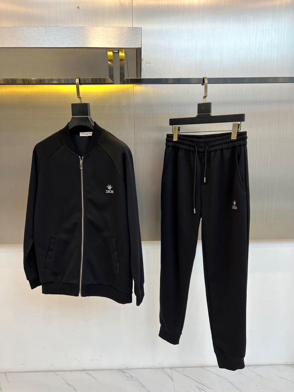 Dio迪奥、2025秋冬新品运动套装，套装包含立领拉链外套与束脚运动长裤，采用高科技针织面料打造出色弹性