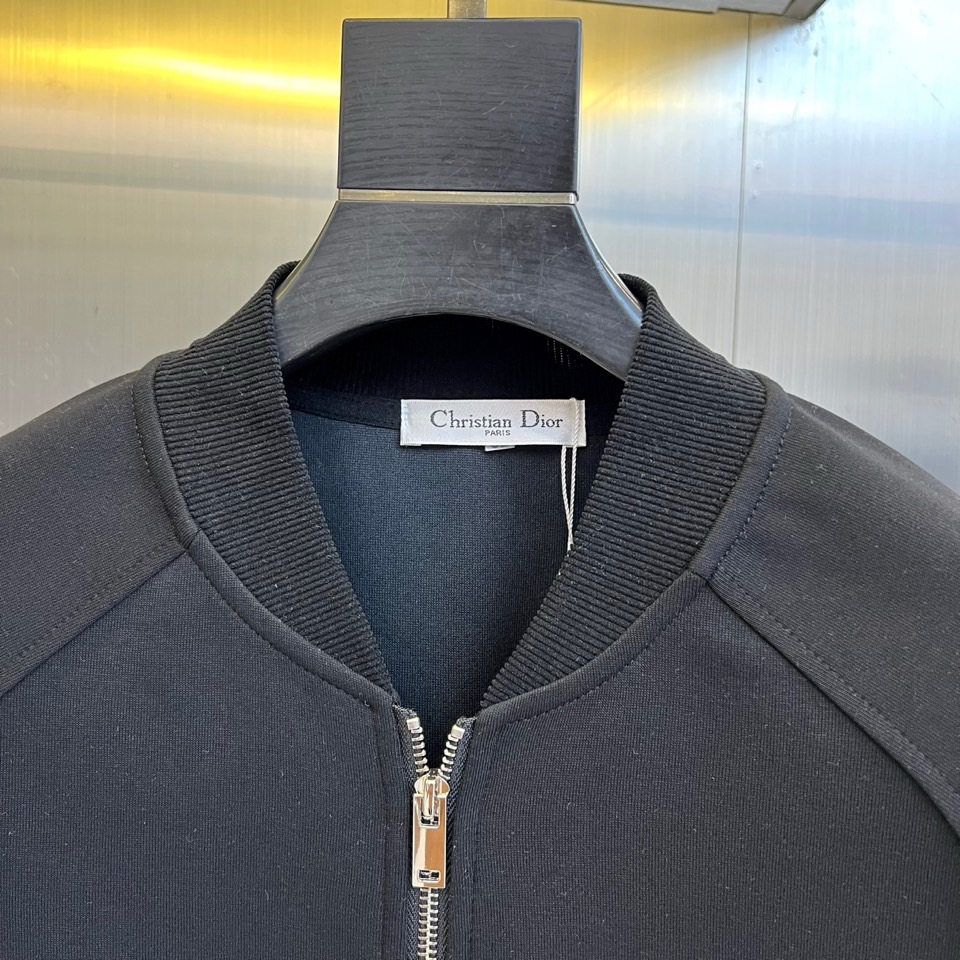 Dio迪奥、2025秋冬新品运动套装，套装包含立领拉链外套与束脚运动长裤，采用高科技针织面料打造出色弹性