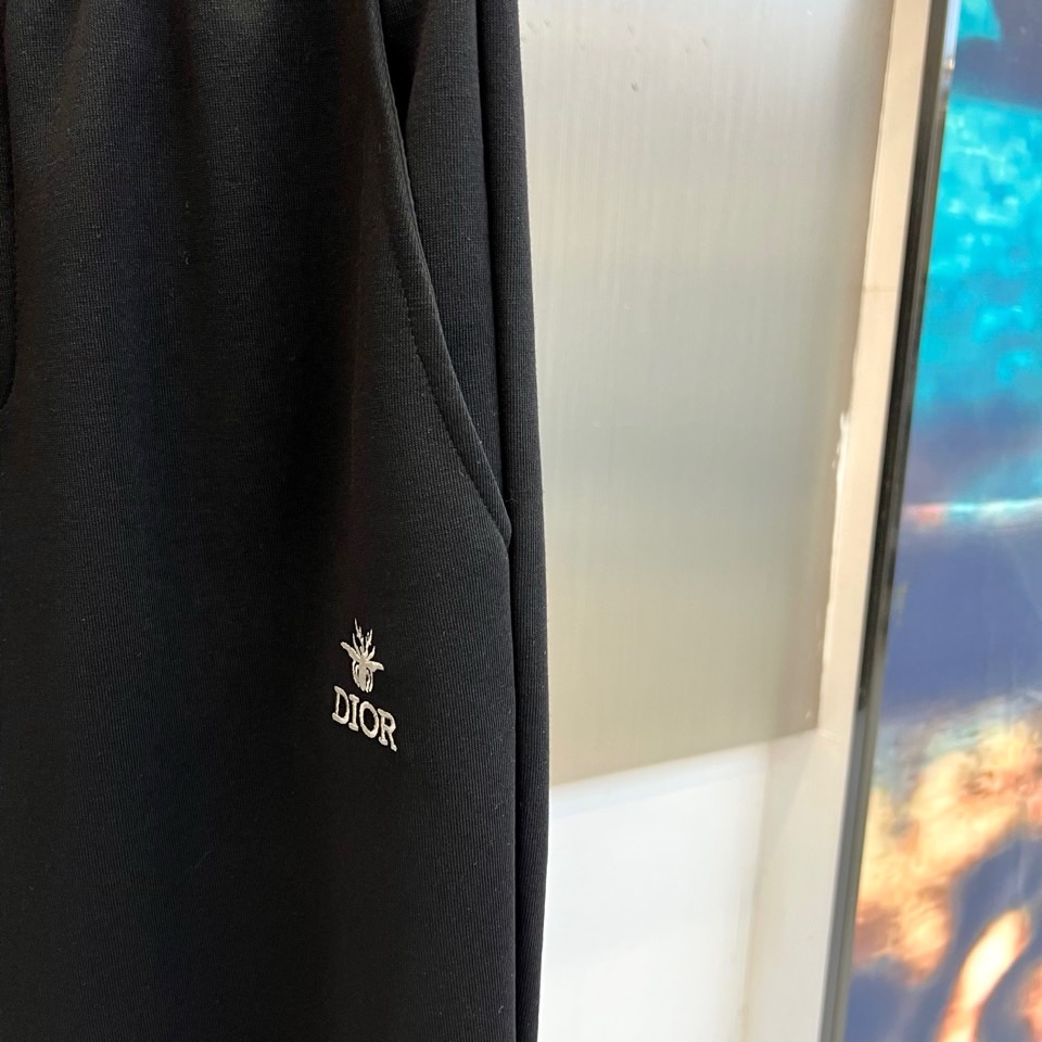 Dio迪奥、2025秋冬新品运动套装，套装包含立领拉链外套与束脚运动长裤，采用高科技针织面料打造出色弹性