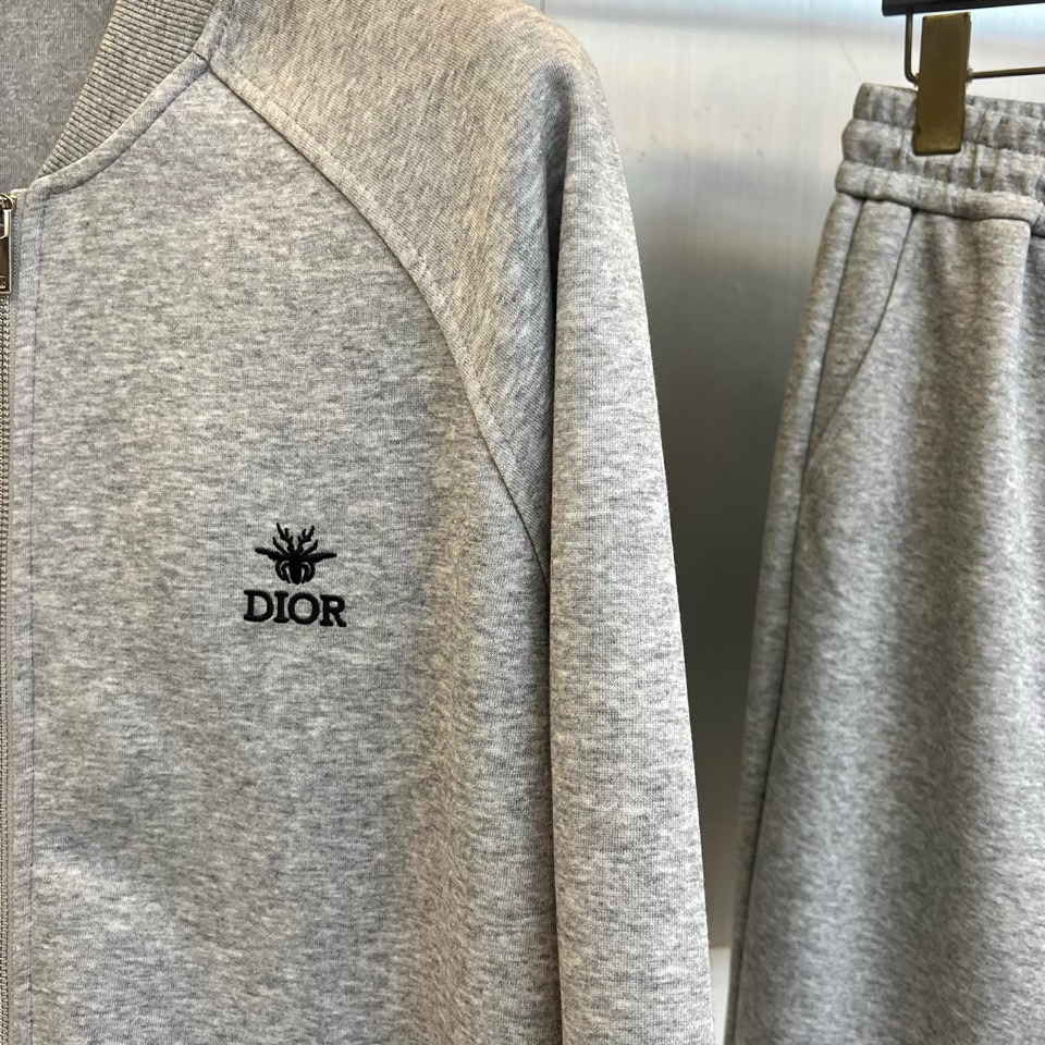 Dio迪奥、2025秋冬新品运动套装，套装包含立领拉链外套与束脚运动长裤，采用高科技针织面料打造出色弹性