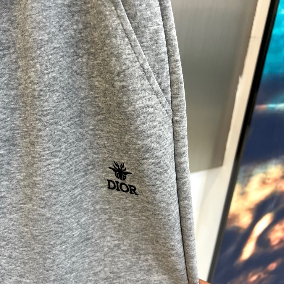 Dio迪奥、2025秋冬新品运动套装，套装包含立领拉链外套与束脚运动长裤，采用高科技针织面料打造出色弹性