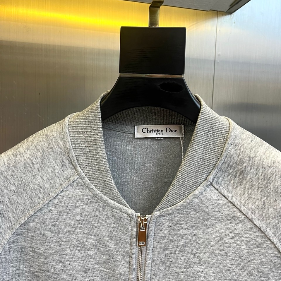 Dio迪奥、2025秋冬新品运动套装，套装包含立领拉链外套与束脚运动长裤，采用高科技针织面料打造出色弹性