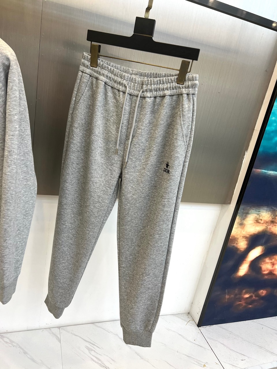 Dio迪奥、2025秋冬新品运动套装，套装包含立领拉链外套与束脚运动长裤，采用高科技针织面料打造出色弹性