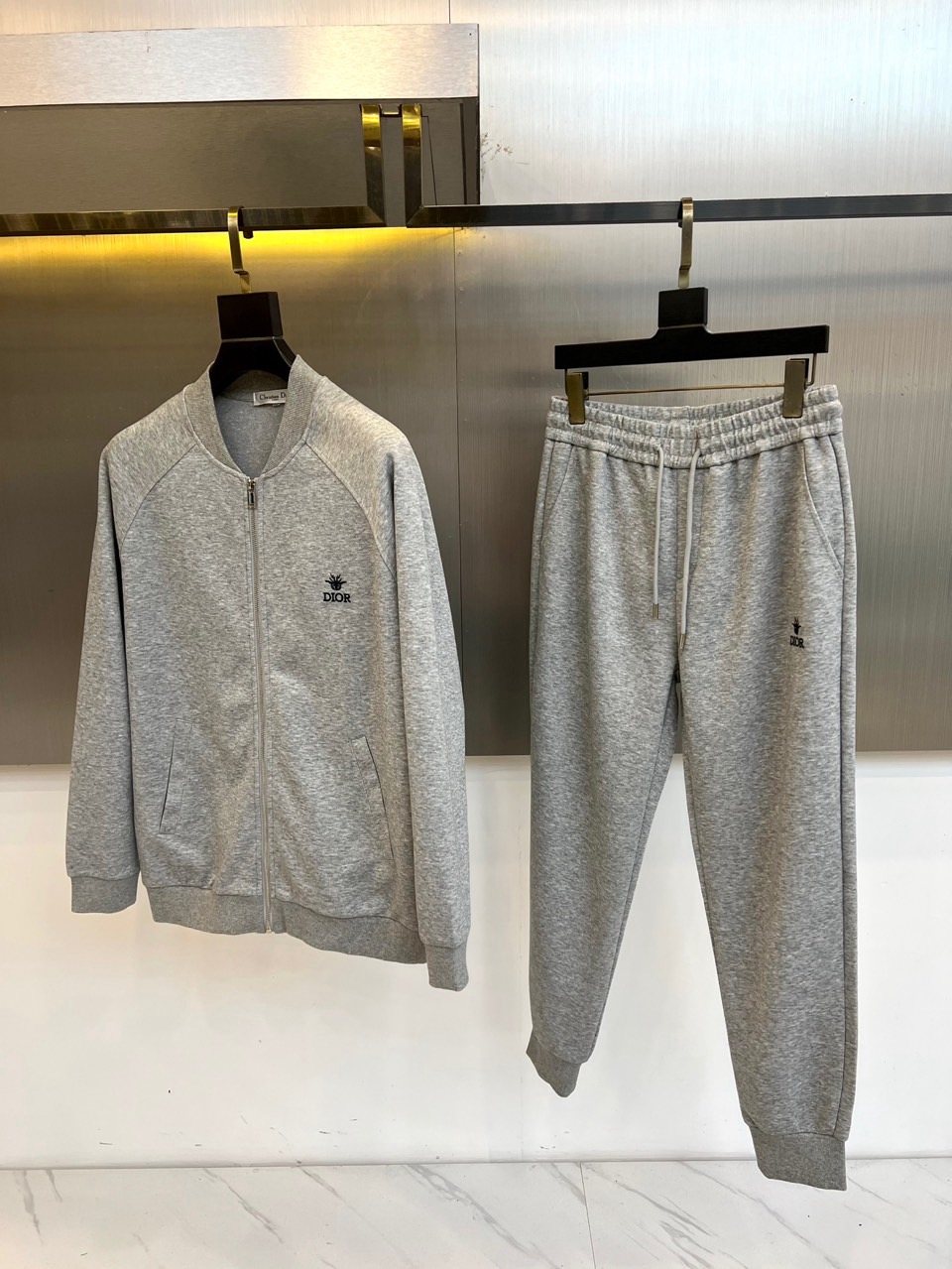 Dio迪奥、2025秋冬新品运动套装，套装包含立领拉链外套与束脚运动长裤，采用高科技针织面料打造出色弹性