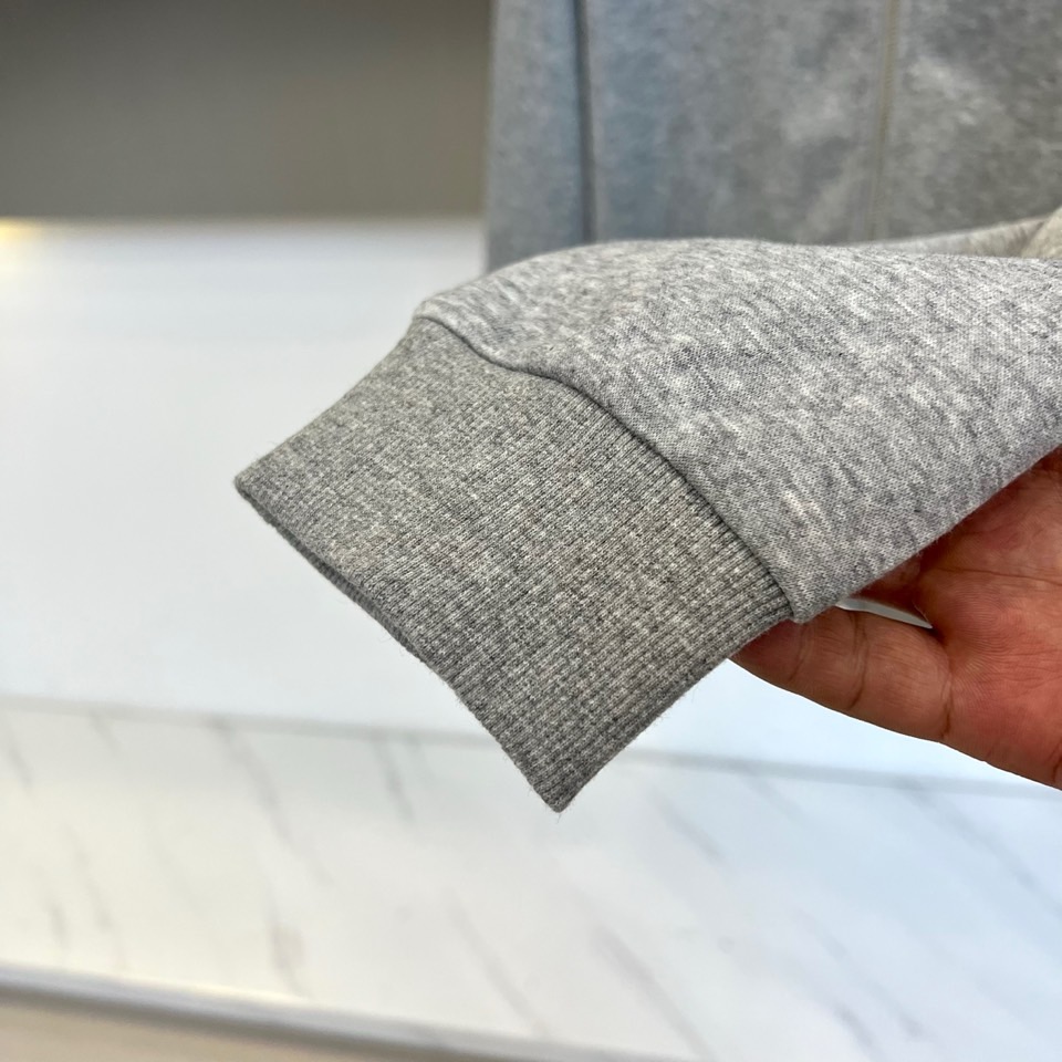 Dio迪奥、2025秋冬新品运动套装，套装包含立领拉链外套与束脚运动长裤，采用高科技针织面料打造出色弹性