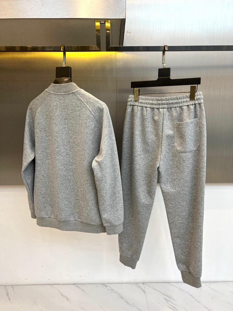 Dio迪奥、2025秋冬新品运动套装，套装包含立领拉链外套与束脚运动长裤，采用高科技针织面料打造出色弹性