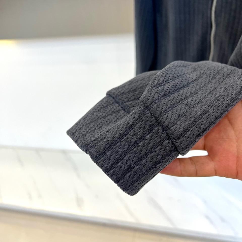 1v威登、2025秋冬新品运动套装，以深灰色竖条纹纹理面料重塑奢华运动风尚。套装包含立领拉链外套与束脚运