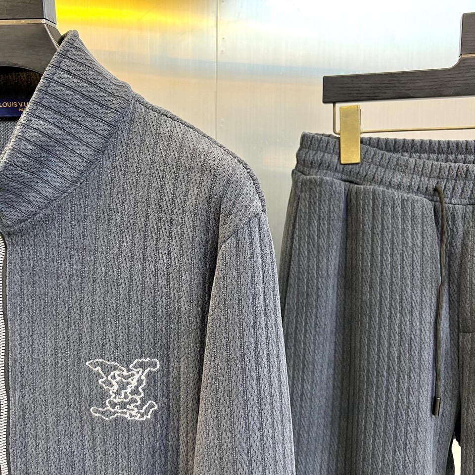 1v威登、2025秋冬新品运动套装，以深灰色竖条纹纹理面料重塑奢华运动风尚。套装包含立领拉链外套与束脚运