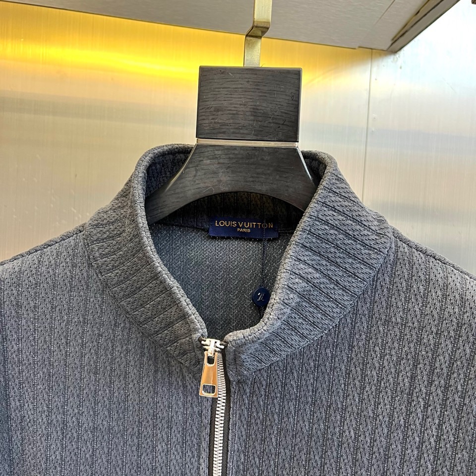 1v威登、2025秋冬新品运动套装，以深灰色竖条纹纹理面料重塑奢华运动风尚。套装包含立领拉链外套与束脚运