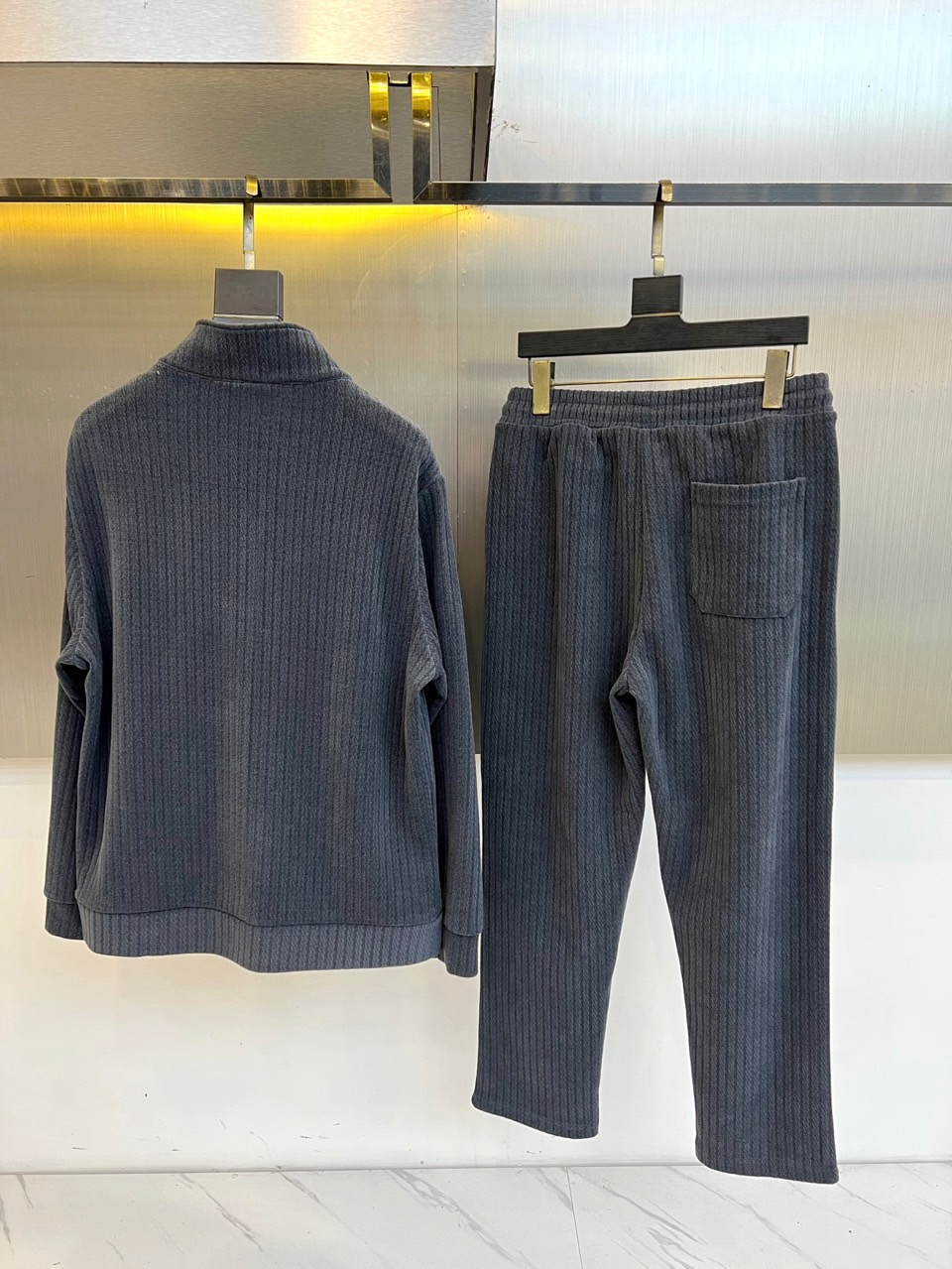 1v威登、2025秋冬新品运动套装，以深灰色竖条纹纹理面料重塑奢华运动风尚。套装包含立领拉链外套与束脚运