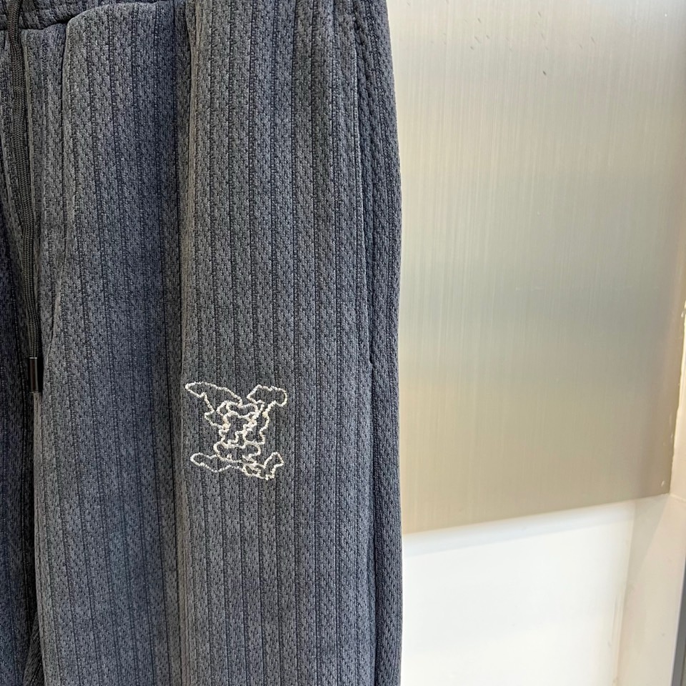 1v威登、2025秋冬新品运动套装，以深灰色竖条纹纹理面料重塑奢华运动风尚。套装包含立领拉链外套与束脚运