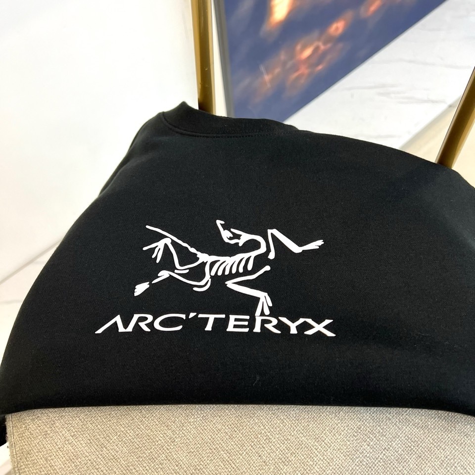 Arcteryx始祖鸟、2025秋冬新品白色圆领卫衣,以极简纯白底色衬托前卫设计语言。经典宽松版型搭配罗