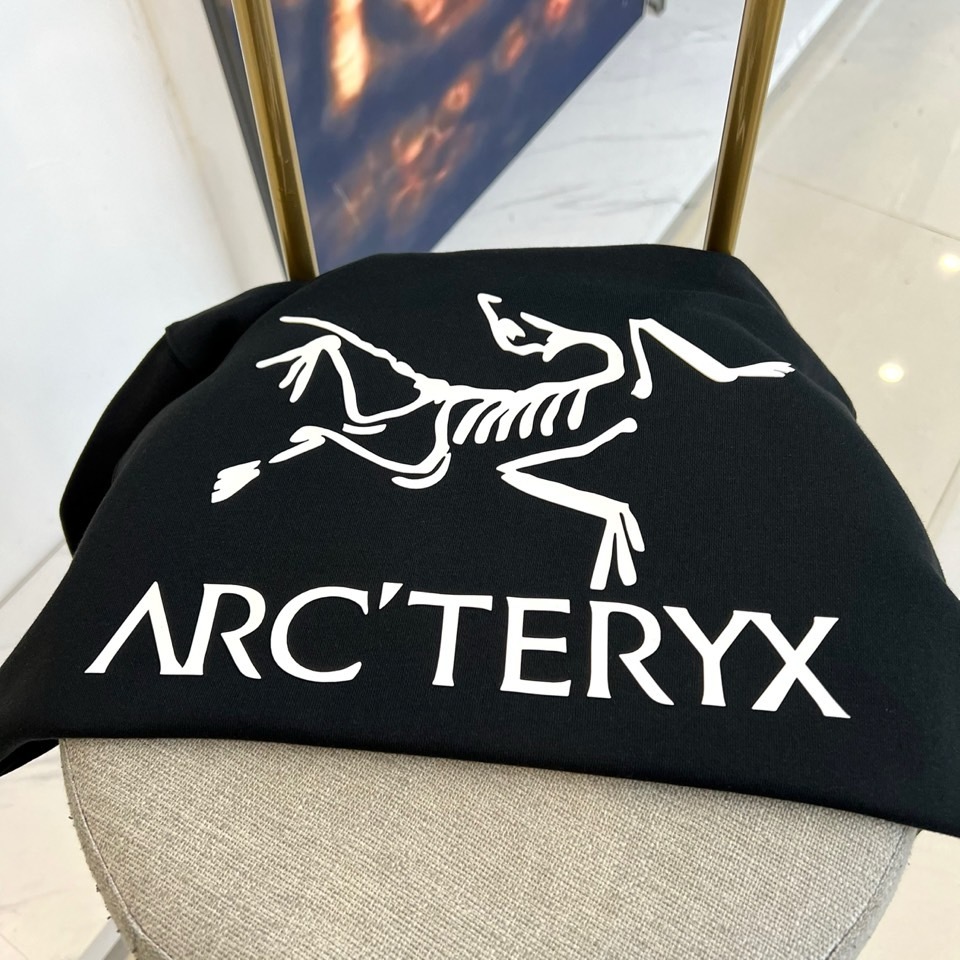 Arcteryx始祖鸟、2025秋冬新品白色圆领卫衣,以极简纯白底色衬托前卫设计语言。经典宽松版型搭配罗