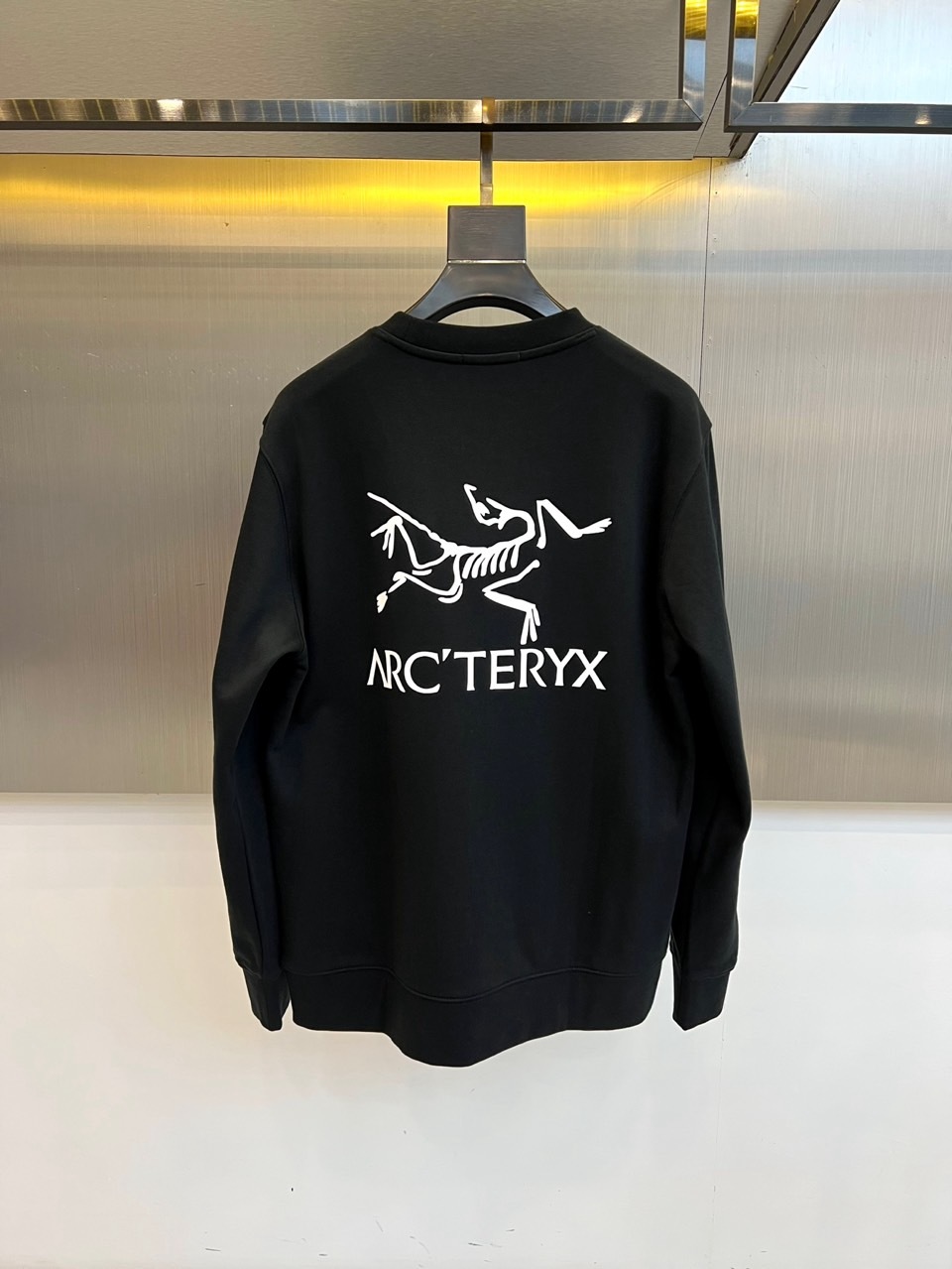 Arcteryx始祖鸟、2025秋冬新品白色圆领卫衣,以极简纯白底色衬托前卫设计语言。经典宽松版型搭配罗