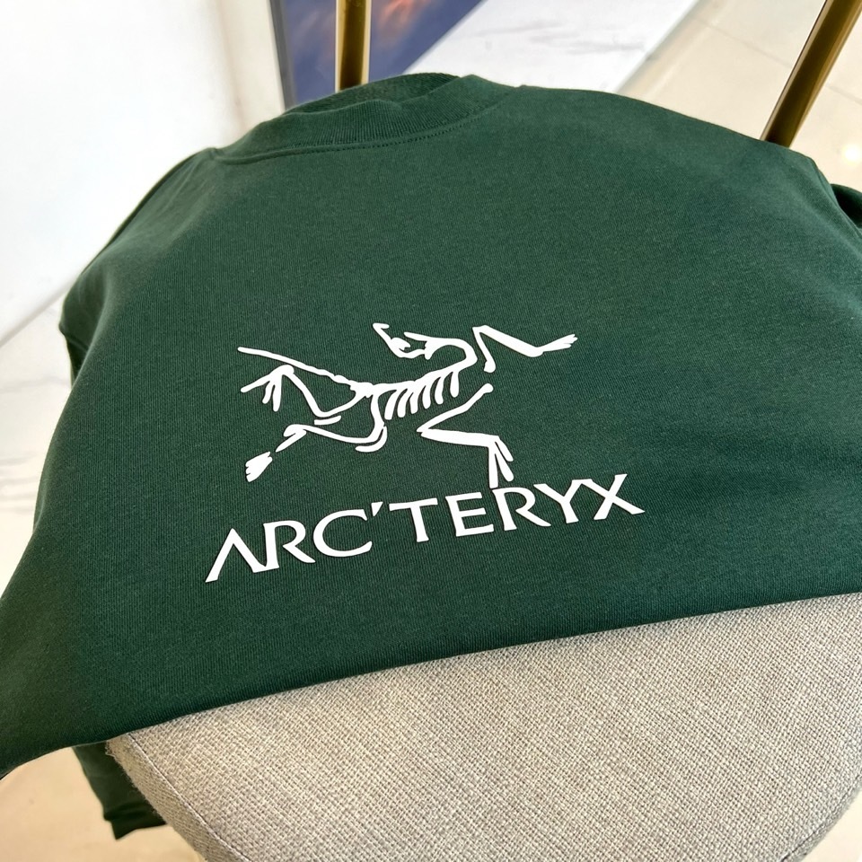 Arcteryx始祖鸟、2025秋冬新品白色圆领卫衣,以极简纯白底色衬托前卫设计语言。经典宽松版型搭配罗