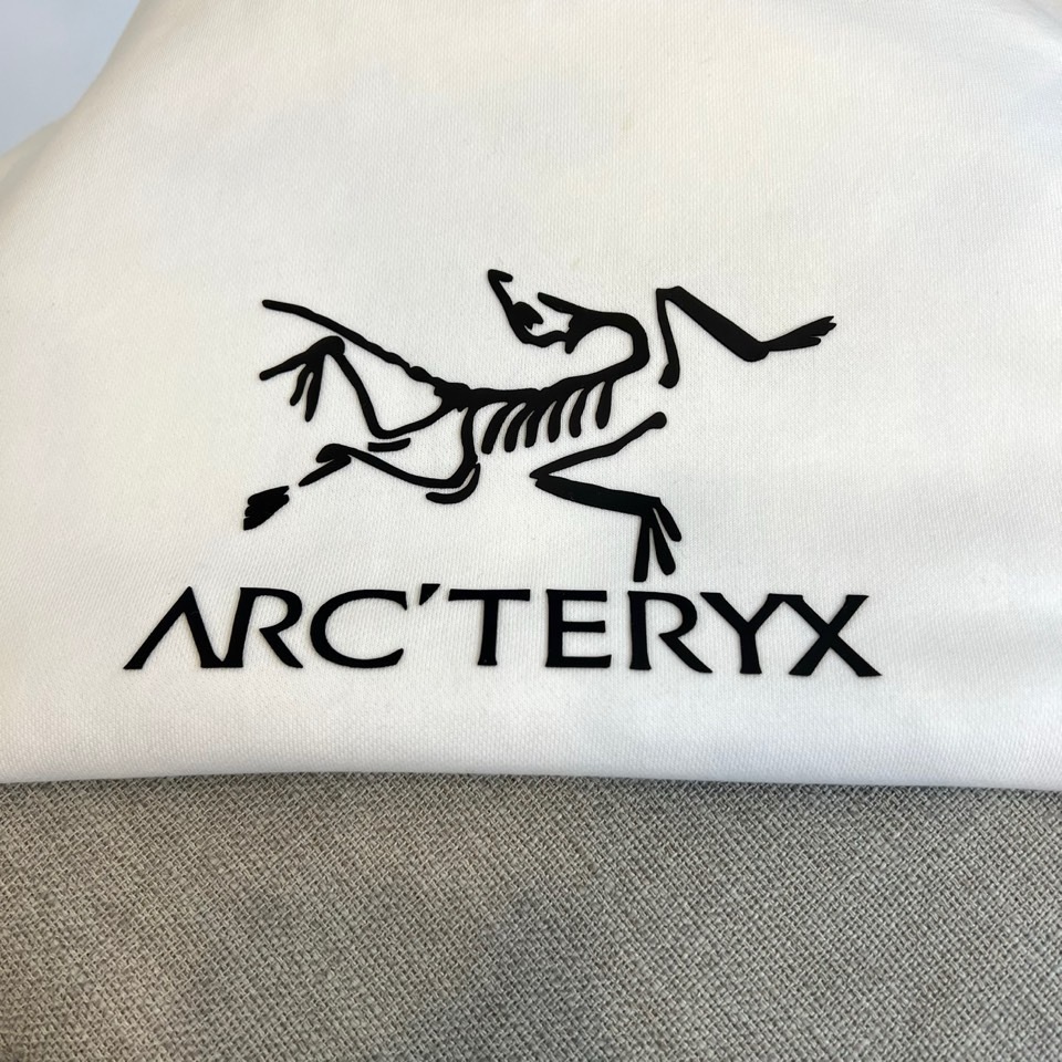 Arcteryx始祖鸟、2025秋冬新品白色圆领卫衣,以极简纯白底色衬托前卫设计语言。经典宽松版型搭配罗