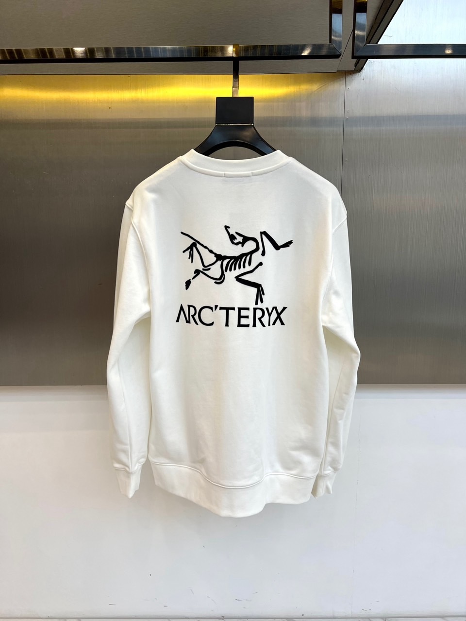 Arcteryx始祖鸟、2025秋冬新品白色圆领卫衣,以极简纯白底色衬托前卫设计语言。经典宽松版型搭配罗