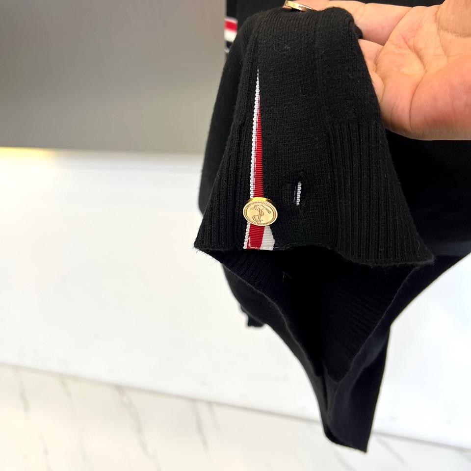 TB汤姆布朗、2025秋冬新品THOMAS SWISS男士羊毛🦙针织开衫，以深邃海军蓝诠释现代精英气质。