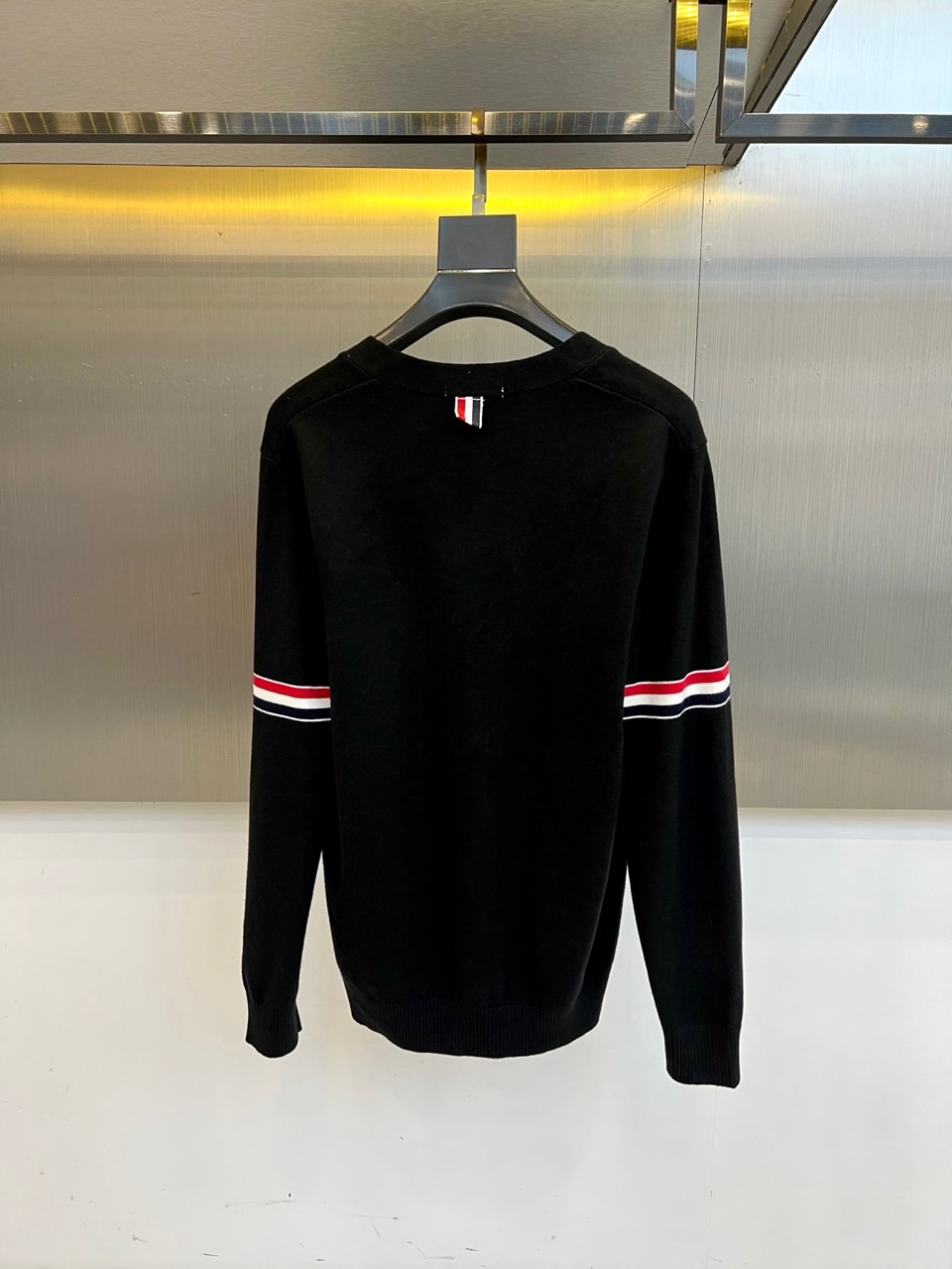 TB汤姆布朗、2025秋冬新品THOMAS SWISS男士羊毛🦙针织开衫，以深邃海军蓝诠释现代精英气质。