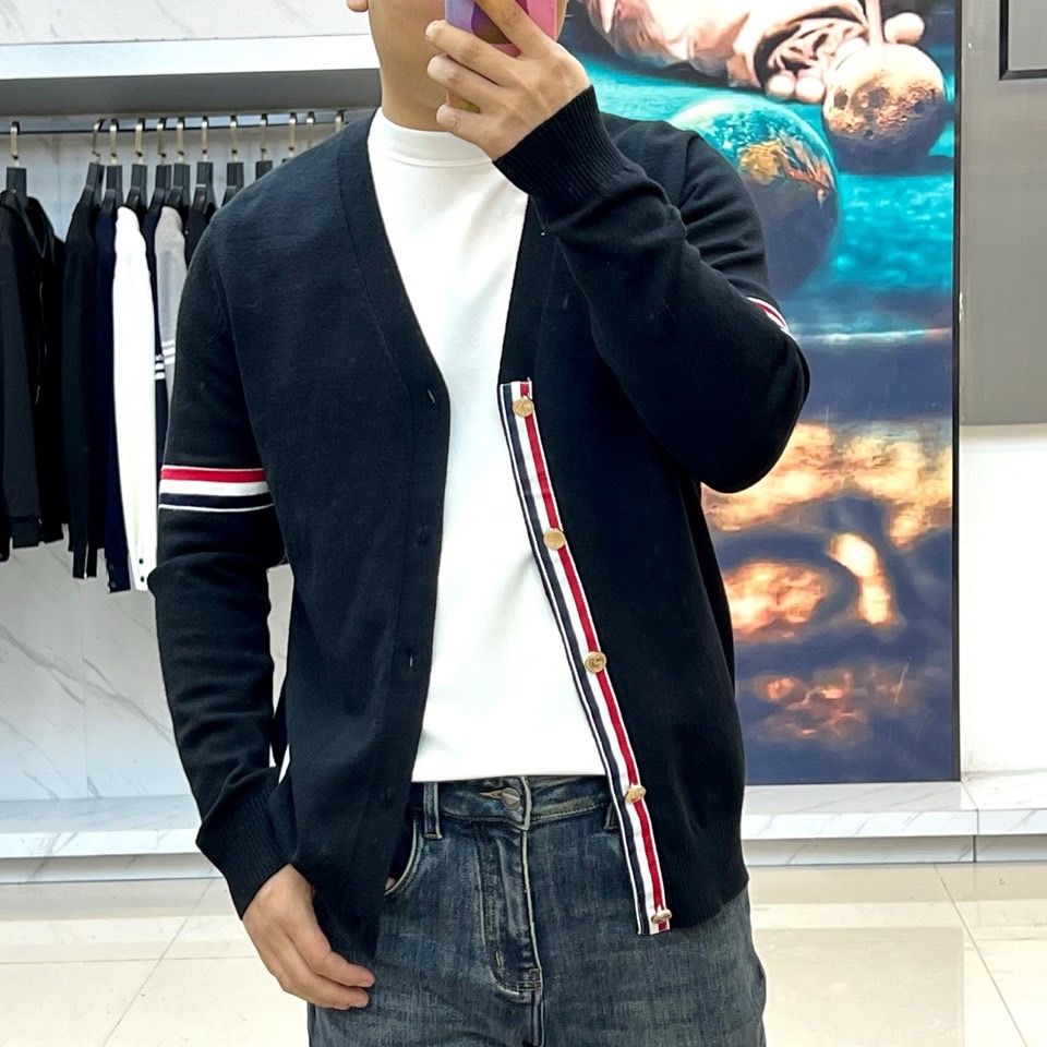 TB汤姆布朗、2025秋冬新品THOMAS SWISS男士羊毛🦙针织开衫，以深邃海军蓝诠释现代精英气质。