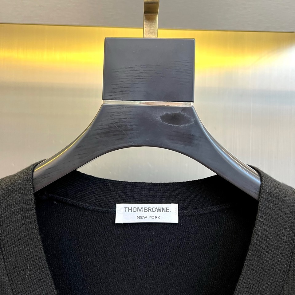 TB汤姆布朗、2025秋冬新品THOMAS SWISS男士羊毛🦙针织开衫，以深邃海军蓝诠释现代精英气质。