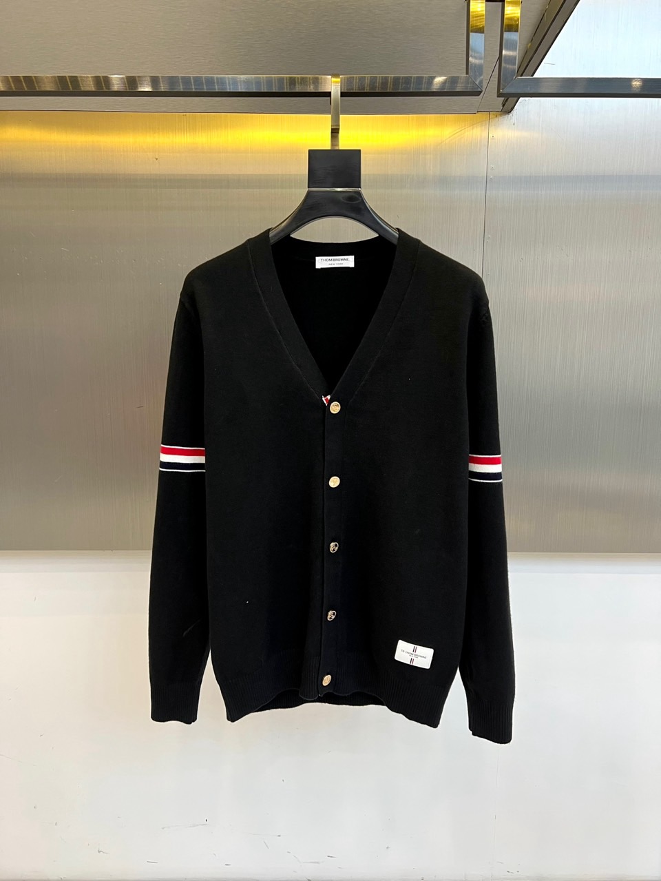 TB汤姆布朗、2025秋冬新品THOMAS SWISS男士羊毛🦙针织开衫，以深邃海军蓝诠释现代精英气质。