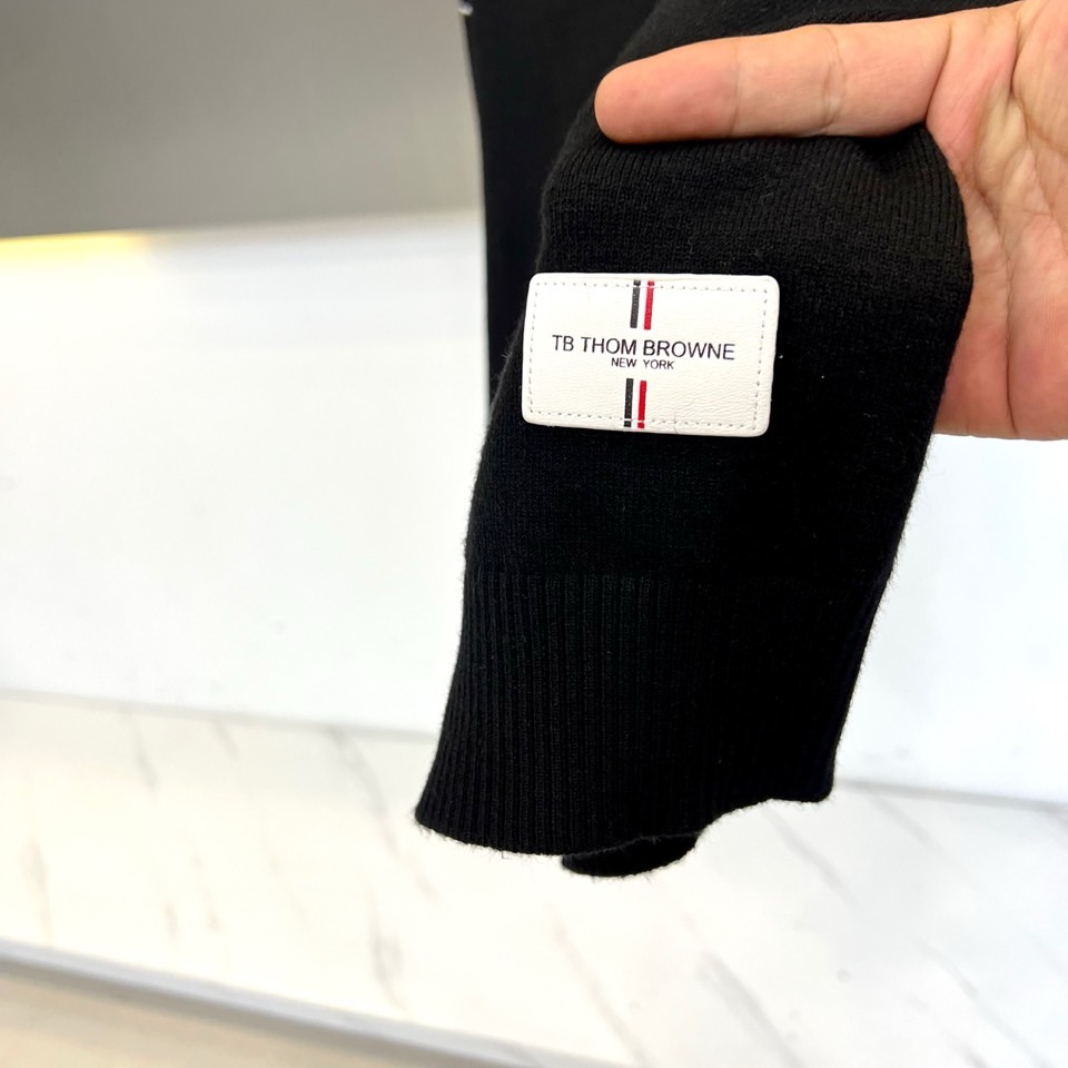 TB汤姆布朗、2025秋冬新品THOMAS SWISS男士羊毛🦙针织开衫，以深邃海军蓝诠释现代精英气质。