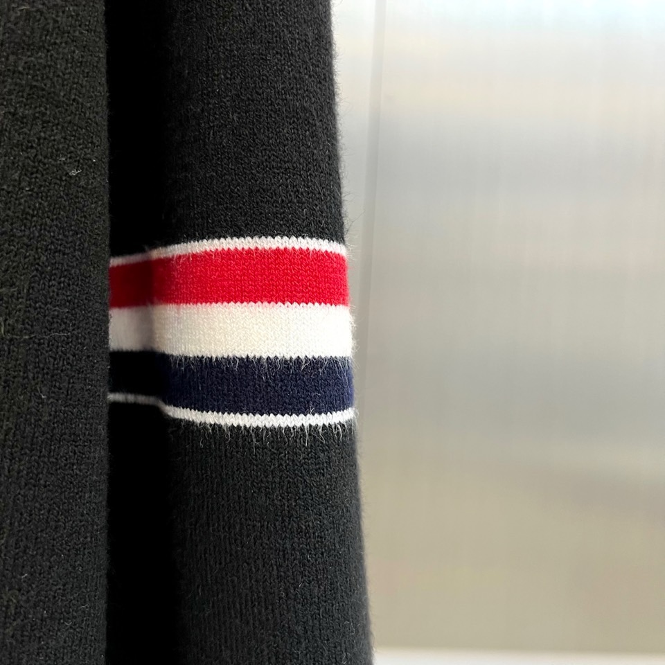 TB汤姆布朗、2025秋冬新品THOMAS SWISS男士羊毛🦙针织开衫，以深邃海军蓝诠释现代精英气质。