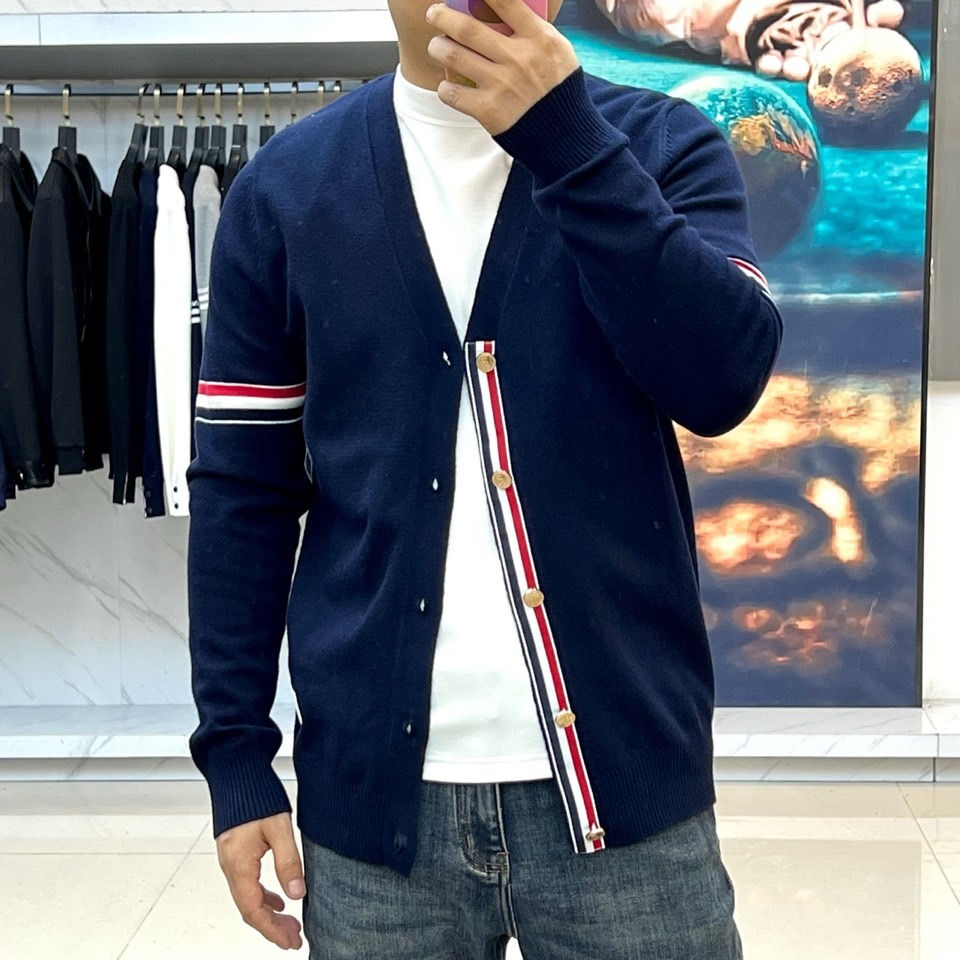 TB汤姆布朗、2025秋冬新品THOMAS SWISS男士羊毛🦙针织开衫，以深邃海军蓝诠释现代精英气质。