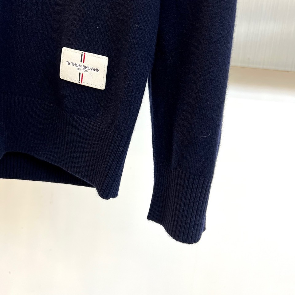 TB汤姆布朗、2025秋冬新品THOMAS SWISS男士羊毛🦙针织开衫，以深邃海军蓝诠释现代精英气质。