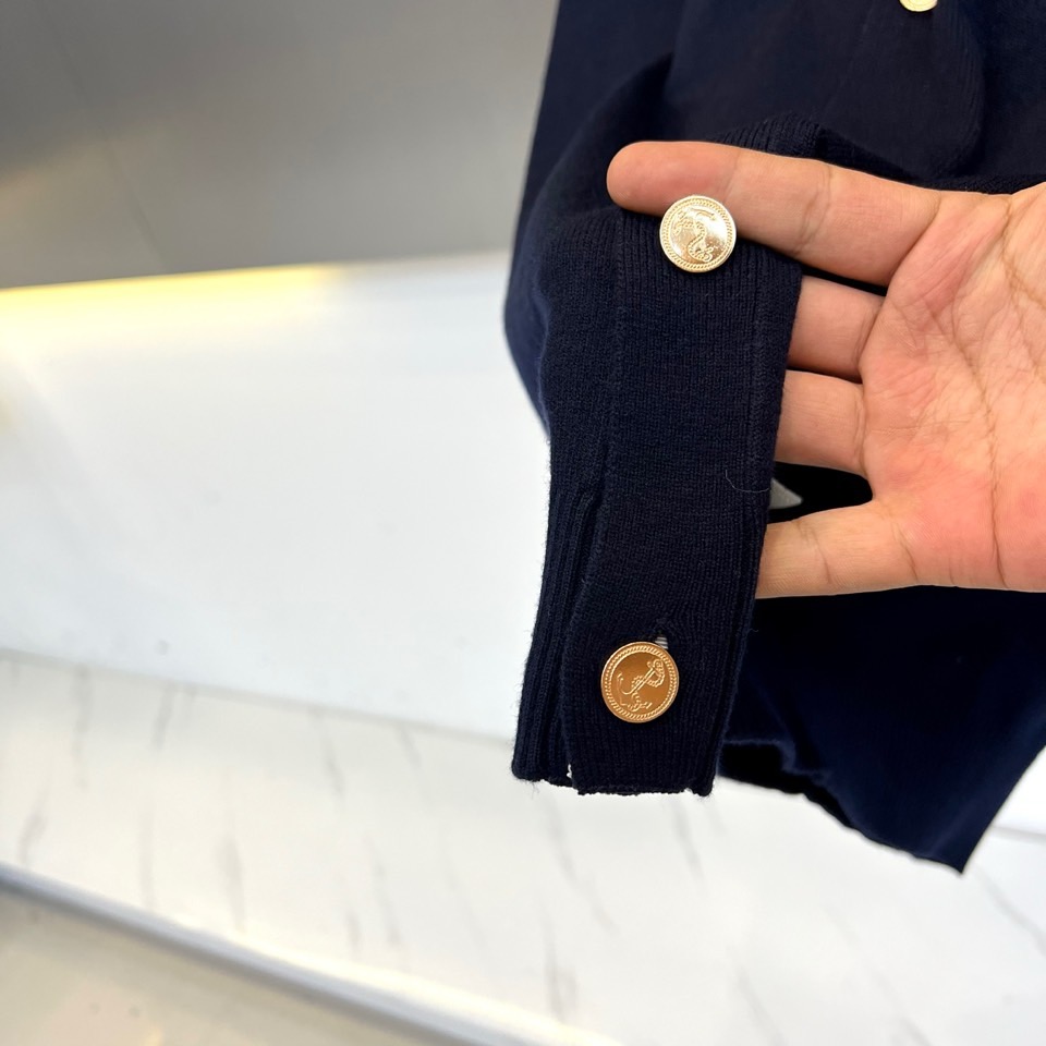 TB汤姆布朗、2025秋冬新品THOMAS SWISS男士羊毛🦙针织开衫，以深邃海军蓝诠释现代精英气质。