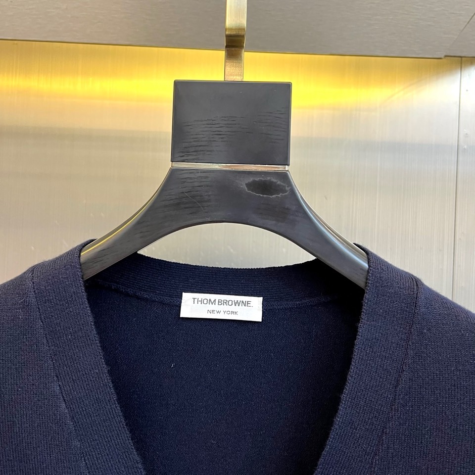 TB汤姆布朗、2025秋冬新品THOMAS SWISS男士羊毛🦙针织开衫，以深邃海军蓝诠释现代精英气质。