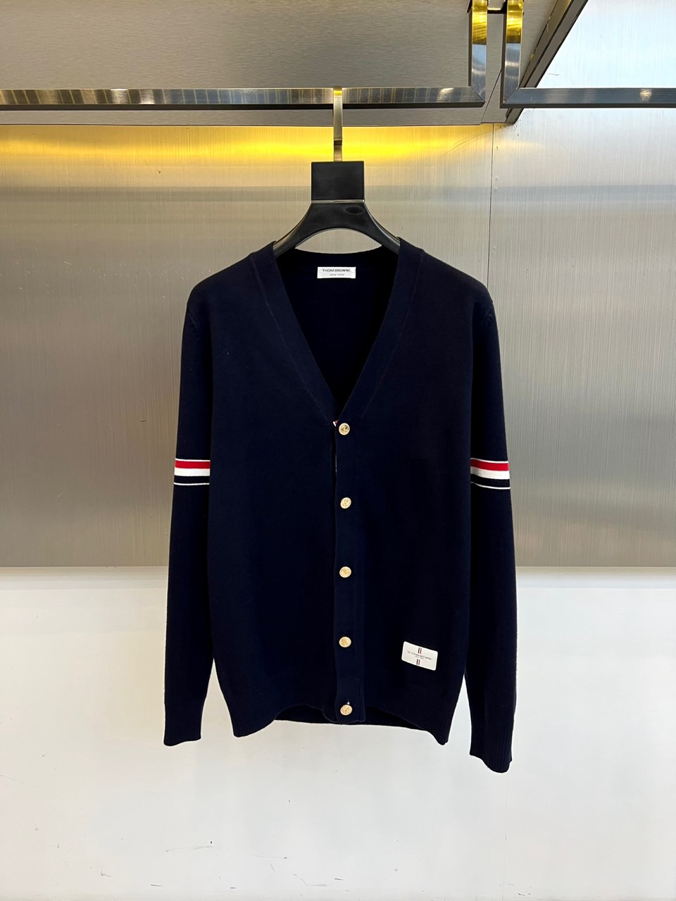 TB汤姆布朗、2025秋冬新品THOMAS SWISS男士羊毛🦙针织开衫，以深邃海军蓝诠释现代精英气质。