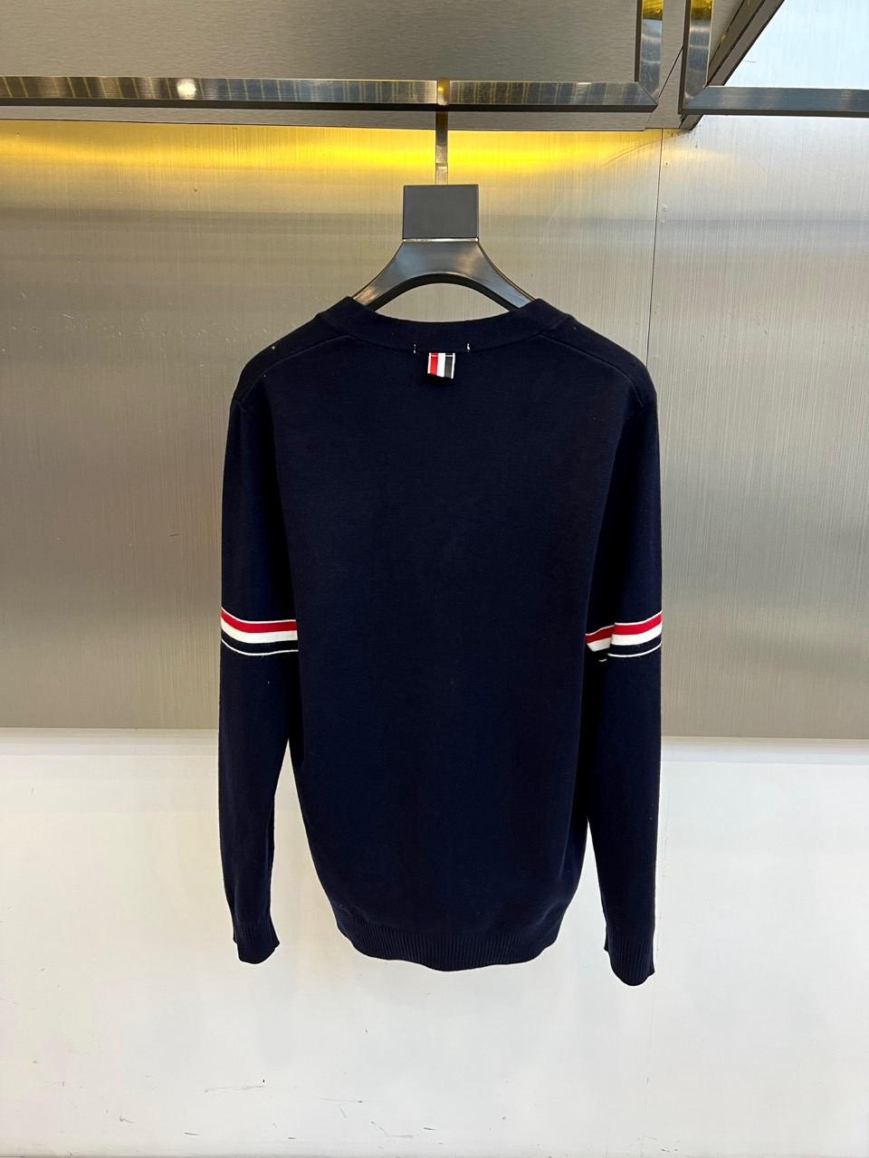 TB汤姆布朗、2025秋冬新品THOMAS SWISS男士羊毛🦙针织开衫，以深邃海军蓝诠释现代精英气质。