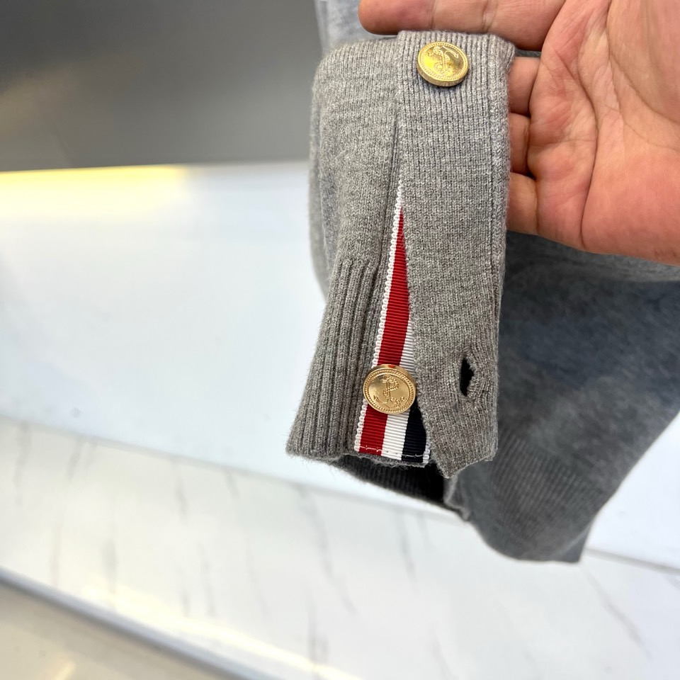 TB汤姆布朗、2025秋冬新品THOMAS SWISS男士羊毛🦙针织开衫，以深邃海军蓝诠释现代精英气质。