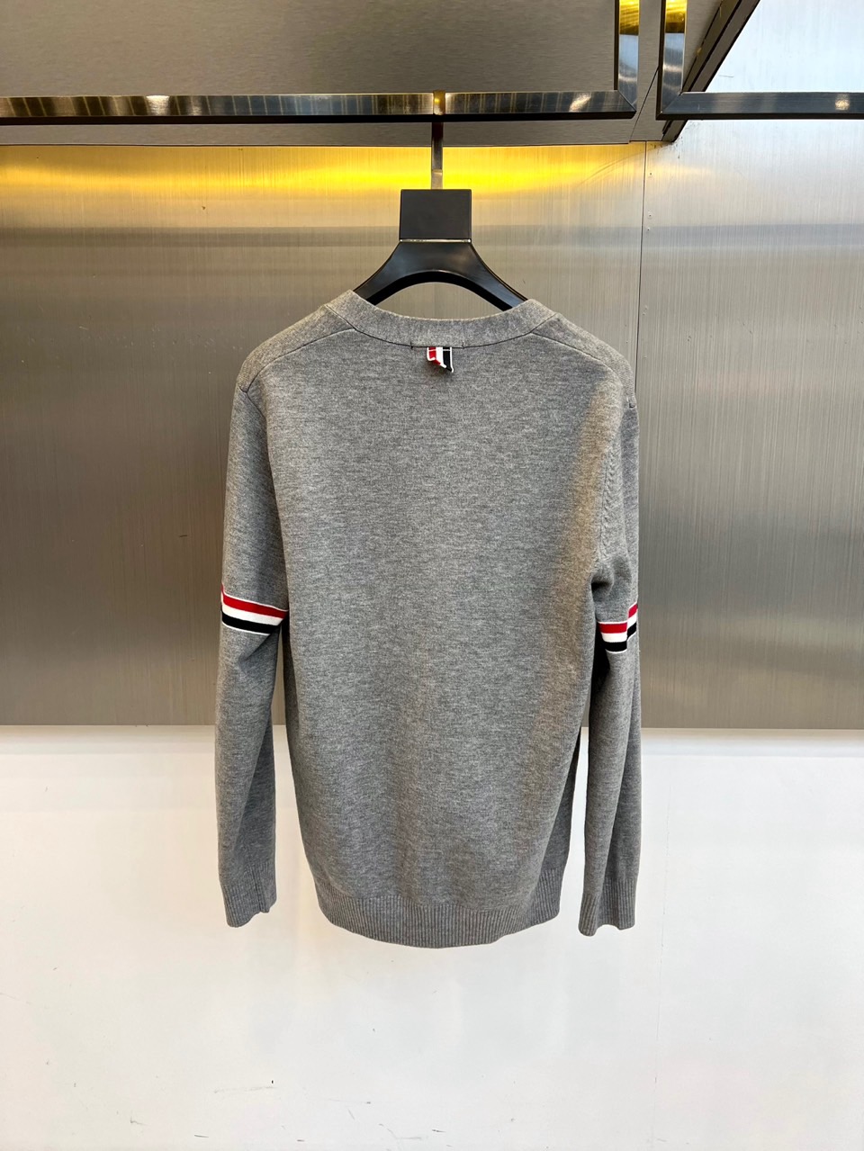 TB汤姆布朗、2025秋冬新品THOMAS SWISS男士羊毛🦙针织开衫，以深邃海军蓝诠释现代精英气质。