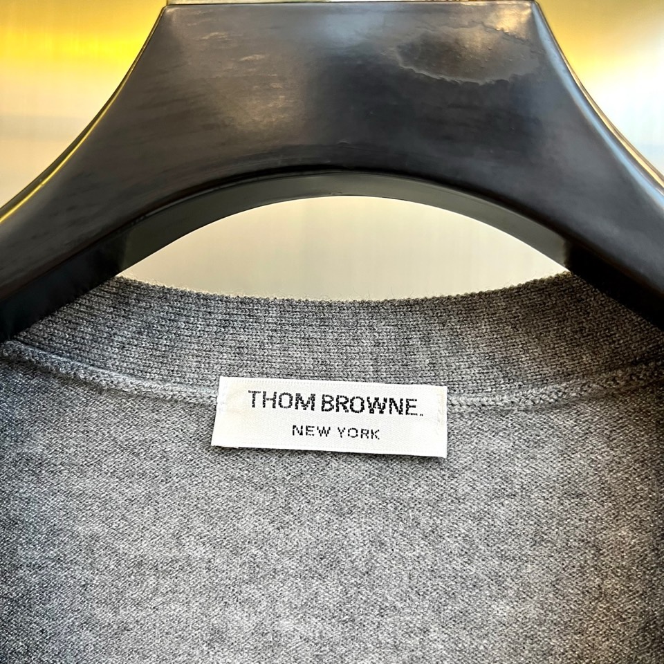 TB汤姆布朗、2025秋冬新品THOMAS SWISS男士羊毛🦙针织开衫，以深邃海军蓝诠释现代精英气质。