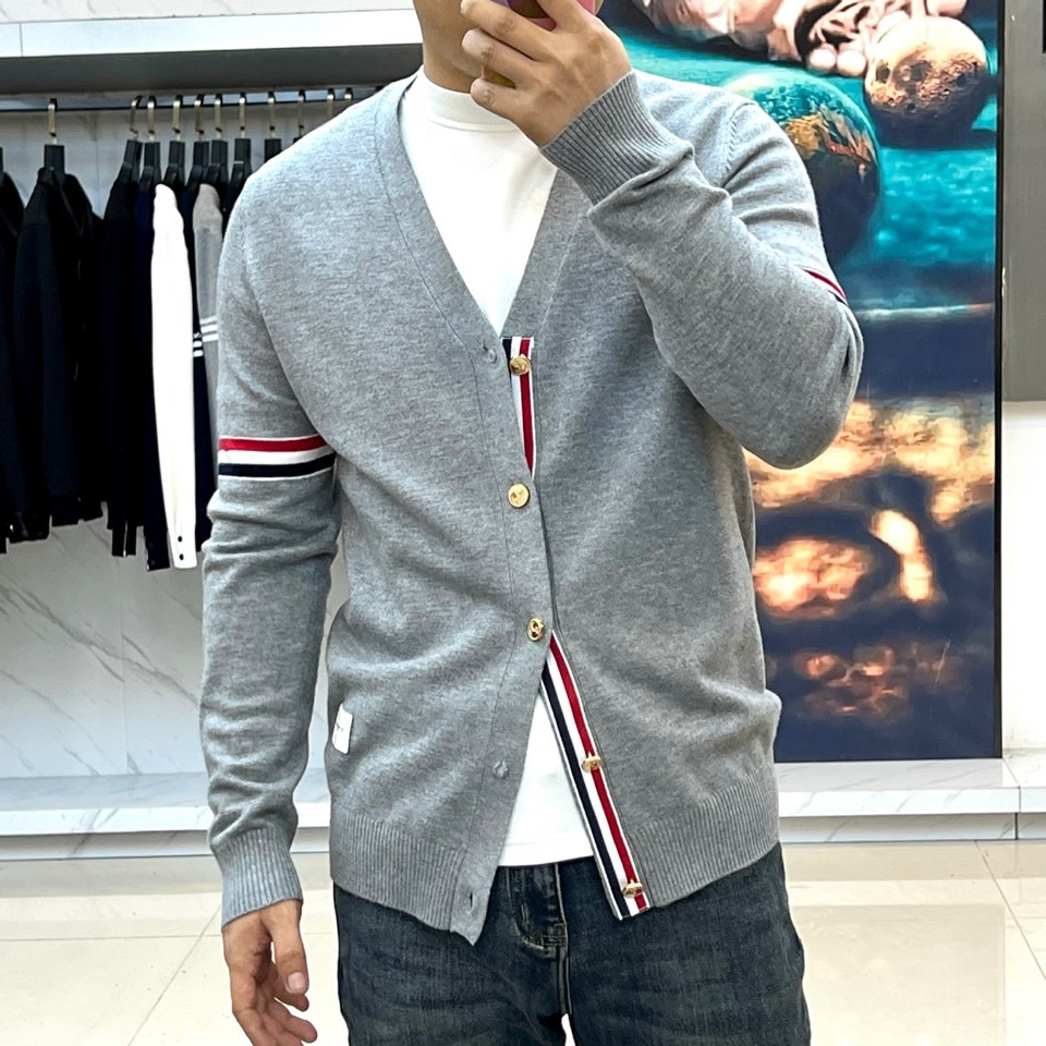 TB汤姆布朗、2025秋冬新品THOMAS SWISS男士羊毛🦙针织开衫，以深邃海军蓝诠释现代精英气质。