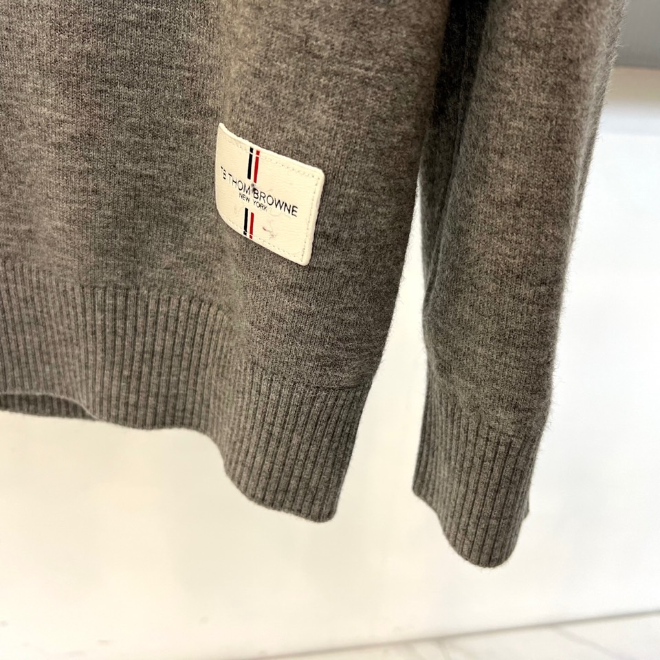 TB汤姆布朗、2025秋冬新品THOMAS SWISS男士羊毛🦙针织开衫，以深邃海军蓝诠释现代精英气质。