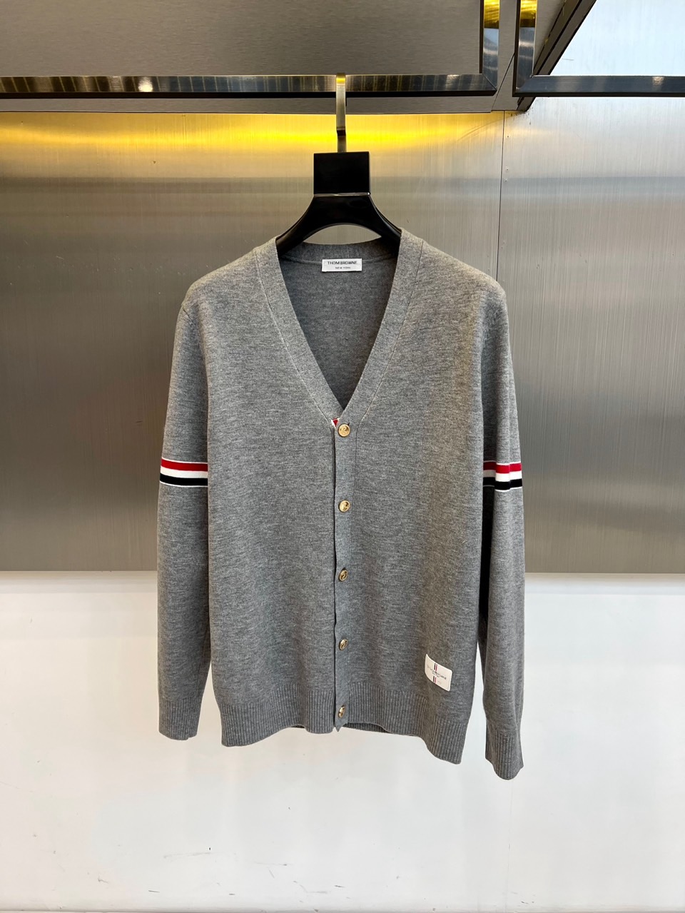 TB汤姆布朗、2025秋冬新品THOMAS SWISS男士羊毛🦙针织开衫，以深邃海军蓝诠释现代精英气质。