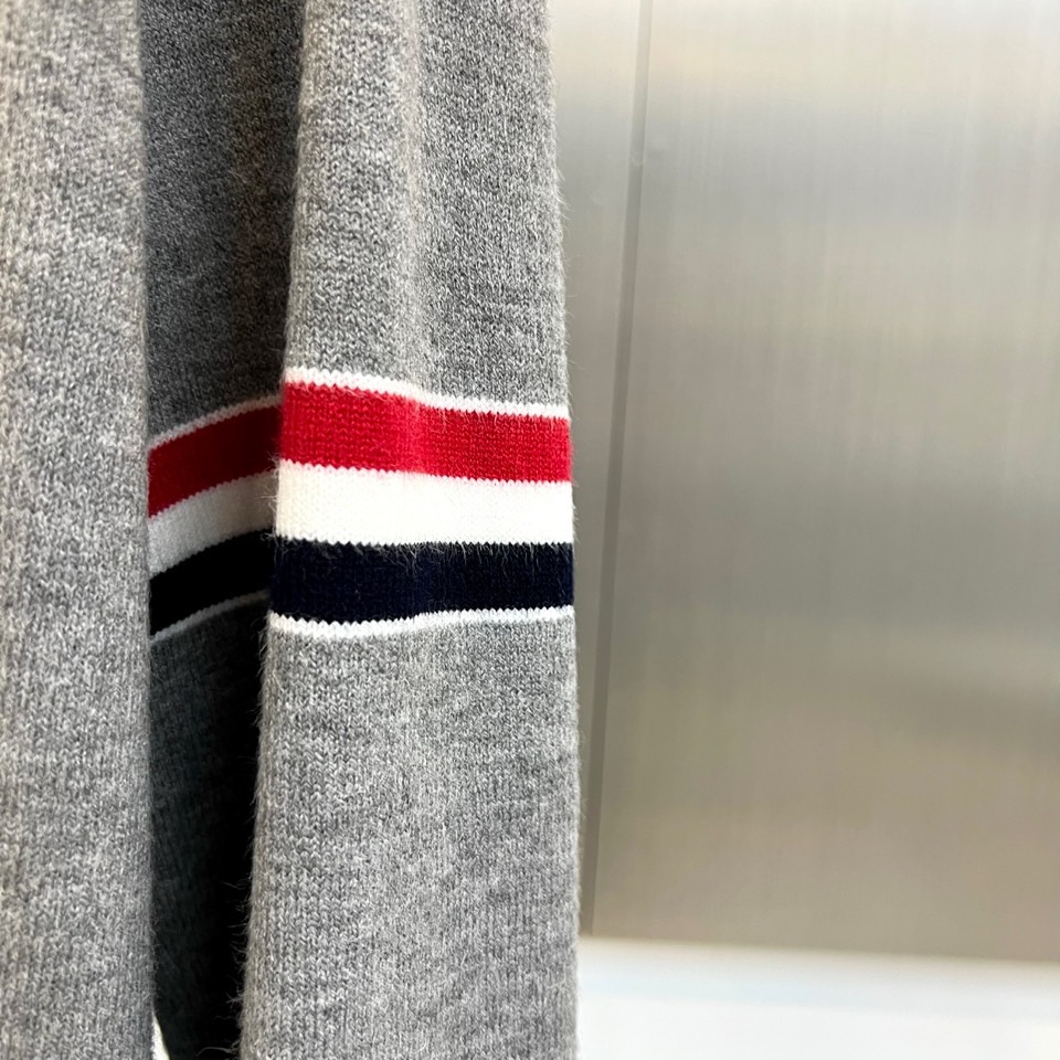 TB汤姆布朗、2025秋冬新品THOMAS SWISS男士羊毛🦙针织开衫，以深邃海军蓝诠释现代精英气质。